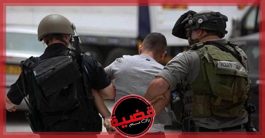 عناصر من قوات الاحتلال الإسرائيلي تعتقل فلسطينيين