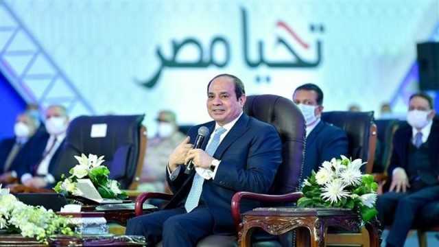 السيسي يمازح حضور احتفالية المرأة المصرية: «الرجالة زعلانة.. مش عارف ليه»