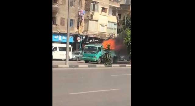 شاهد.. سائق يقود سيارة مشتعلة على الطريق بالقاهرة