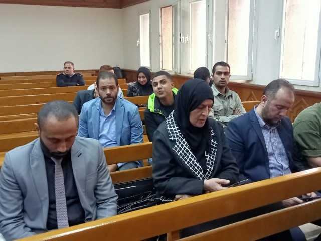 والدة «صيدلى حلوان» تقرأ القرآن خلال محاكمة 7 متهمين فى وفاة ابنها