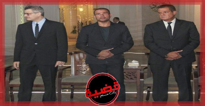 شاهد.. عمرو دياب يتلقى عزاء والد دينا الشربيني بــ مسجد المشير طنطاوى