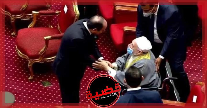 خلال احتفالية ليلة القدر.. الرئيس السيسي يصافح "أحمد عمر هاشم"