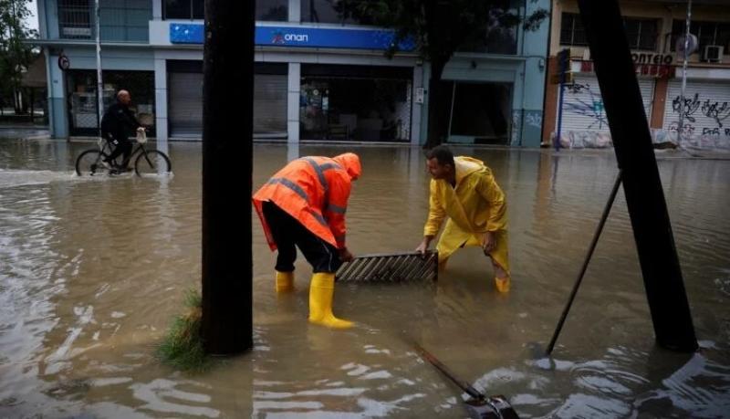 أمطار غزيرة تغمر الشوارع والمنازل في وسط اليونان بعد عاصفة جديدة