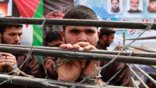 اعتقال 25 فلسطينيا على الأقل في الضفة الغربية الليلة الماضية بينهم طفل وأسرى سابقون