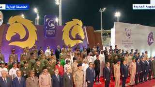 الرئيس السيسي يتوسط صورة تذكارية مع المنتخبات المشاركة في البطولة العربية العسكرية للفروسية