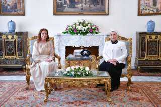 انتصار السيسي وقرينة رئيس البوسنة والهرسك تتفقدان الهلال الأحمر المصري