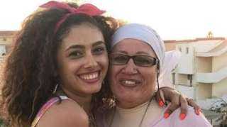انهيار الفنانة ريم أحمد صاحبة شخصية «هدى ابنة ونيس» في جنازة والدتها من مسجد السيدة نفيسة