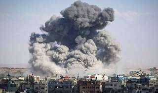 بسبب القصف الإسرائيلي.. انفجار ضخم على الهواء في شرق رفح الفلسطينية
